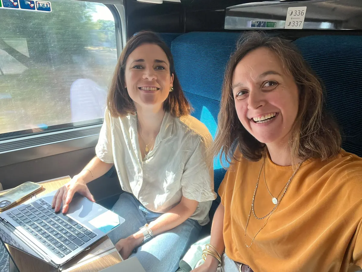Amélie Larronde et Mathilde Meurer travaillant ensemble dans le train
