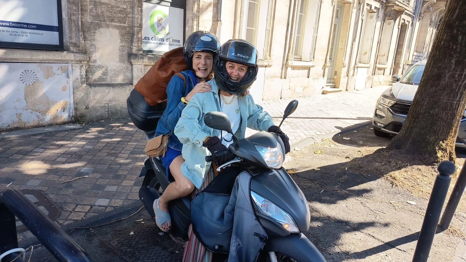 Mathilde Meurer et Amélie Larronde à scooter dans les rues de Bordeaux