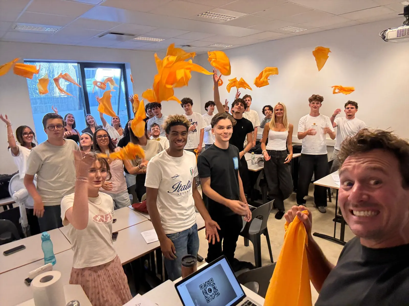 Participants à une formation célébrant ensemble avec des foulards orange